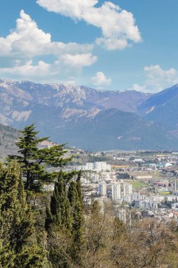 Yalta şehri ve Kırım dağlarının manzarası, tepenin üstünden..
