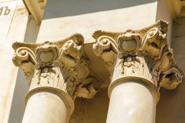 Yalta, Kırım 'ın orta kesimindeki tarihi evler ve caddelerin manzarası. Eski tarihi binaların dış görünüşünün ayrıntıları..