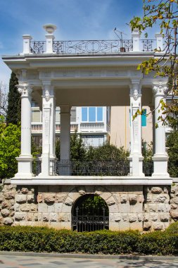 Yalta, Kırım 'ın orta kesimindeki tarihi evler ve caddelerin manzarası. Eski tarihi binaların dış görünüşünün ayrıntıları..