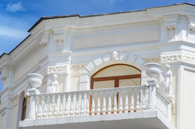 Yalta, Kırım 'ın orta kesimindeki tarihi evler ve caddelerin manzarası. Eski tarihi binaların dış görünüşünün ayrıntıları..