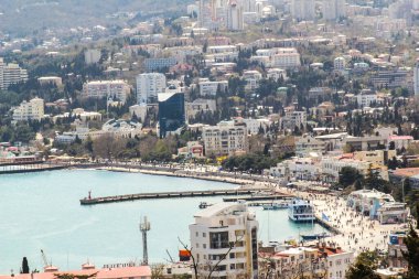 Yalta şehri ve Kırım dağlarının manzarası, tepenin üstünden..