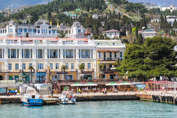 Yalta, Kırım 'ın tarihi bir parçasıdır. Sur boyunca ve merkez caddelerde yürüyen insanlar. Rıhtımda eğlence tekneleri ve yatları.