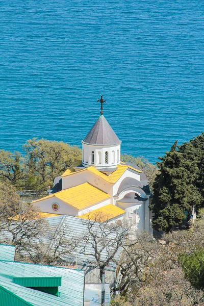 Yalta, Kırım yakınlarındaki Nizhnyaya Oreanda köyündeki şefaat kilisesi..