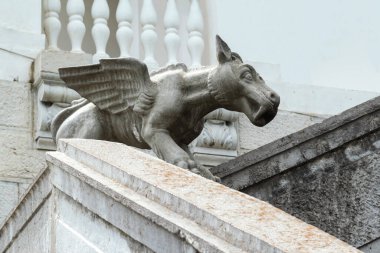 Yalta, Kırım 'daki Livadia Sarayı ve Park' ın dış görünüşünün ayrıntıları..