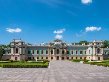 Ukrayna 'nın Kiev kentindeki Mariinsky Sarayı' nın dış görünüşü ve ayrıntıları. Şehir parkından görüntü.