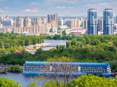 Kiev şehrinin sol yakasındaki yerleşim alanının panoramik manzarası, hidropark ve Dinyeper nehri.