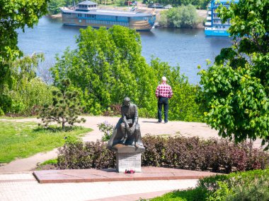 Şehir bahçesindeki ünlü film yönetmeni Leonid Bykov 'un anıtı. Dinyeper 'ın sol kıyısına bakan bir adam..