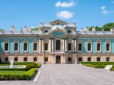 Ukrayna 'nın Kiev kentindeki Mariinsky Sarayı' nın dış görünüşü ve ayrıntıları. Şehir parkından görüntü.