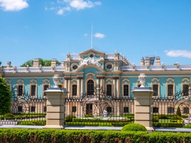 Ukrayna 'nın Kiev kentindeki Mariinsky Sarayı' nın dış görünüşü ve ayrıntıları. Şehir parkından görüntü.