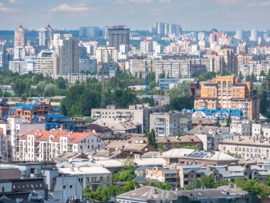 St. Andrew Kilisesi 'nden Podil ve Obolonsky Bölgesi.