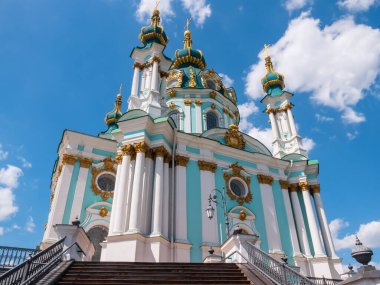 Güneşli bir bahar gününde St. Andrew Kilisesi.