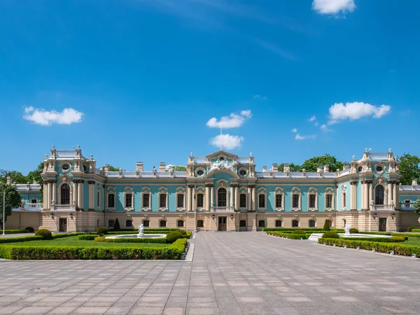 Ukrayna 'nın Kiev kentindeki Mariinsky Sarayı' nın dış görünüşü ve ayrıntıları. Şehir parkından görüntü.