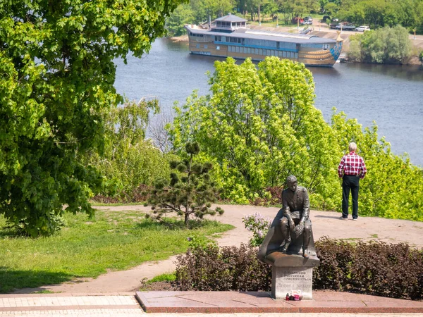 Denkmal Des Berühmten Filmregisseurs Leonid Bykow Stadtgarten Ein Mann Blickt — Stockfoto