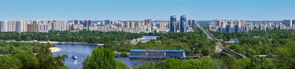 Kiev şehrinin sol yakasındaki yerleşim alanının panoramik manzarası, hidropark ve Dinyeper nehri.