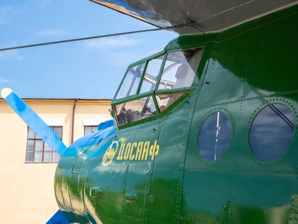 Legendás Antonov Világ Legnagyobb Kétsíkja Udvaron Műszaki Intézet Egy Felirattal — Stock Fotó