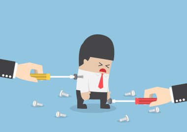 Büyük el bir vida somun sıkma tarafından işadamı onarmaya çalışmak