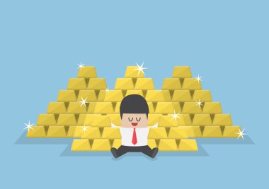 Altın külçelerini yığını ile oturan işadamı