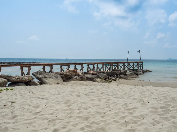 青い海に古い木製の橋 — ストック写真