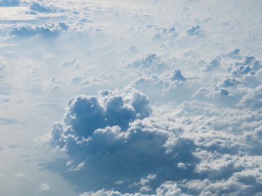 Cennet, beyaz bulut gökyüzü üzerinde