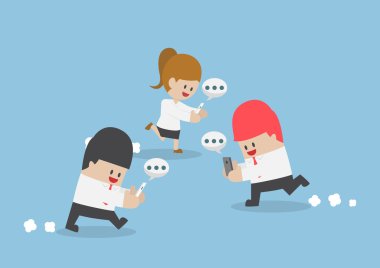 Smartphone yürürken oynarken işadamı
