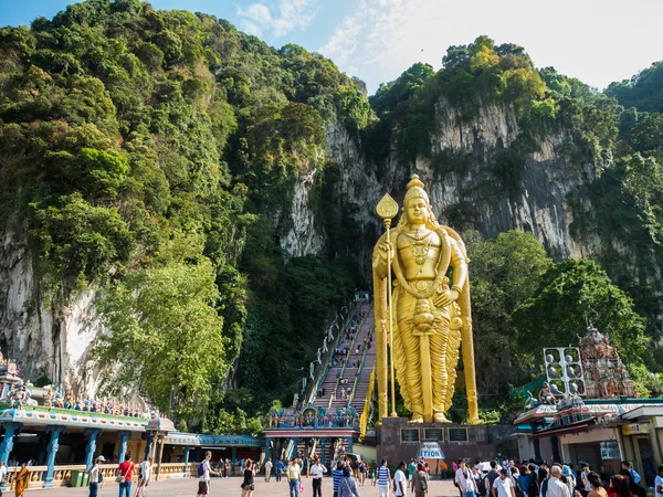 Kuala Lumpur, Malezya - Mar 1: Turist ve Lord Erdal heykeli — Stok fotoğraf