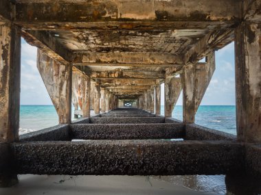 Liman için eski köprünün altında