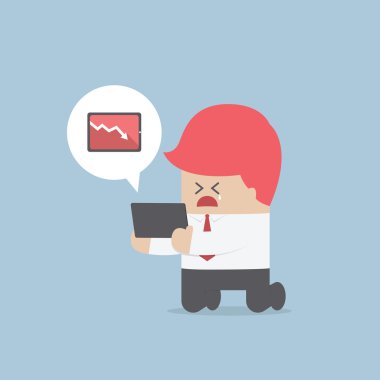 Bir tablet düşen kar grafiği ile tutan işadamı