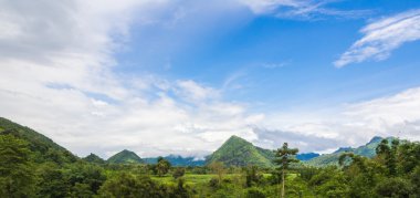 Dağ manzarası ve mavi gökyüzü arka plan bulut