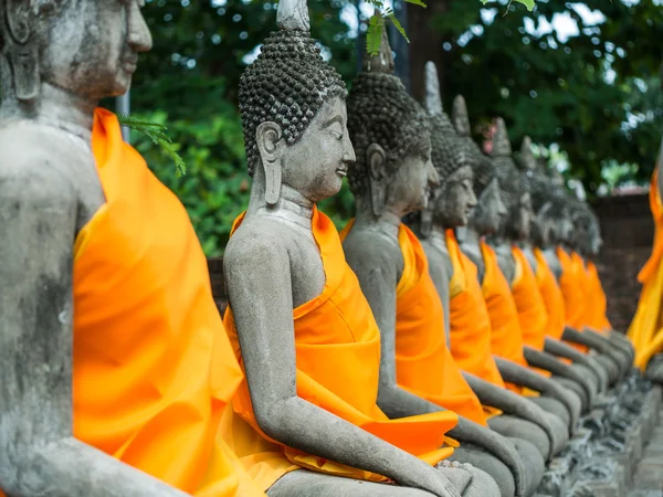 Boeddha standbeeld in wat yai chai mongkol — Stockfoto