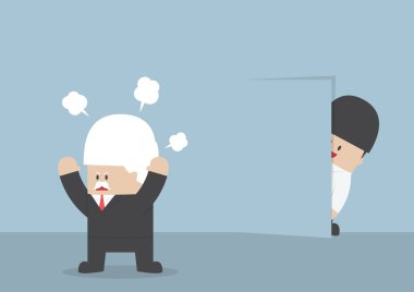 Öfkeli patron bir ninja gibi duvarın arkasında saklanıyor işadamı