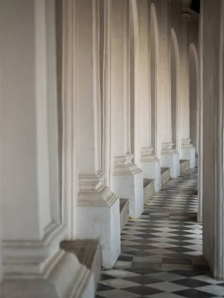 Beautiful corridor in  Phra Pathom Chedi temple — Stock Photo, Image