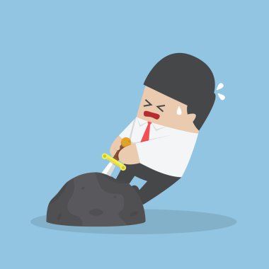 İşadamı deneyin kılıcı taştan çekmek için