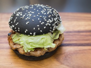 Baharatlı sos ile siyah burger