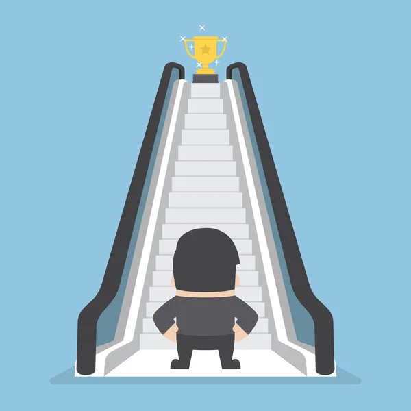 Бізнесмен стоїть перед ескалатором, який веде трофей — стоковий вектор