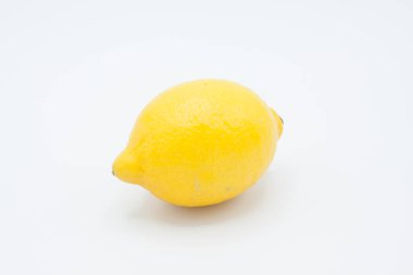 Tüm limon beyaz arkaplanda izole edilmiş, kırpma yolu, tam derinlik