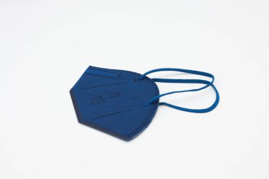 Mavi ffp2 maskesi. Beyaz arka plan. Kapsamlı salgın.