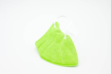 Beyaz arka planda yeşil ffp2 maskesi. Coronavirus koruması.