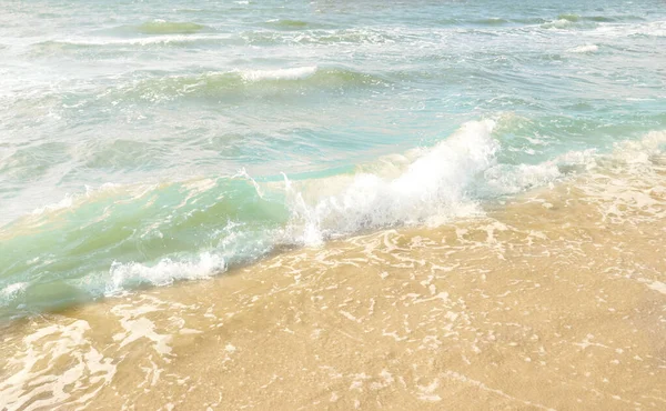 Spruzzare Onde Sulla Spiaggia — Foto Stock