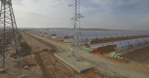 太阳能电池板农场的无人机拍摄绿色和可再生能源飞行 — 图库视频影像