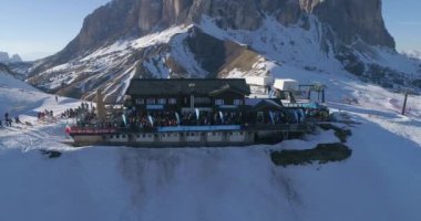 Dolomitler, İtalya - 21 Haziran 2020: Kayak merkezinin üzerinde insanların Dolomitlerin kayak merkezlerinde parti yapıp dans etmesi