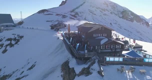 Dolomiterna, Italien - 21 juni 2020: Flyg över skidorten med folk som festar och dansar i snö på skidorterna Dolomiterna — Stockvideo