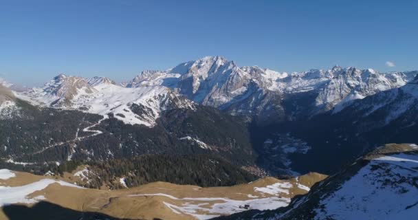 Dolomiti alta catena montuosa dell'Italia alpina. Aereo drone vista mozzafiato sulla neve innevata Montagne delle Dolomiti vetta montagna — Video Stock