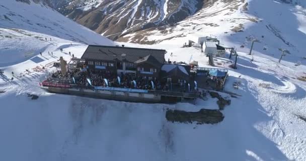 Dolomites, Italia - 21 de junio de 2020: Aerial above ski resort with people party and dancing in snow at the Ski resorts Dolomites — Vídeos de Stock