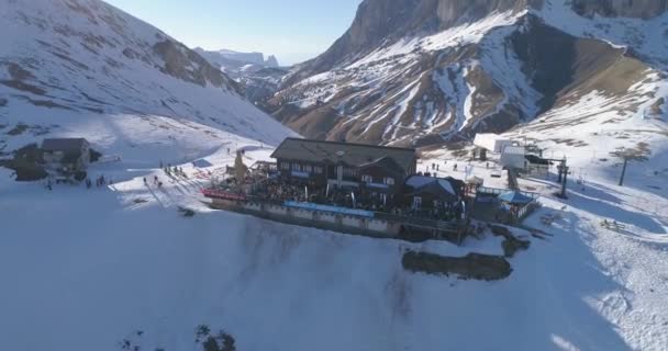 Dolomiterna, Italien - 21 juni 2020: Flyg över skidorten med folk som festar och dansar i snö på skidorterna Dolomiterna — Stockvideo