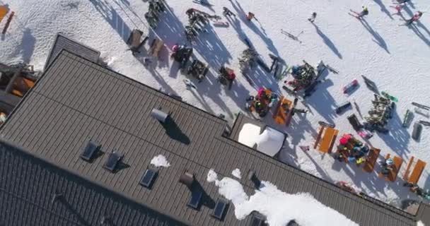 Dolomiterna, Italien - 21 juni 2020: Flyg över skidorten med folk som festar och dansar i snö på skidorterna Dolomiterna — Stockvideo