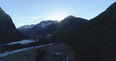Dolomitler gün batımında Alp İtalya 'da yüksek dağ sıralarında. Dolomitlerin zirvesindeki kar dağları üzerinde nefes kesici bir hava aracı görüntüsü.
