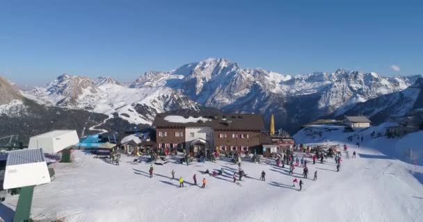 Luchtfoto boven skigebied met mensen die in de sneeuw feesten en dansen in de Skigebieden Dolomieten — Stockvideo