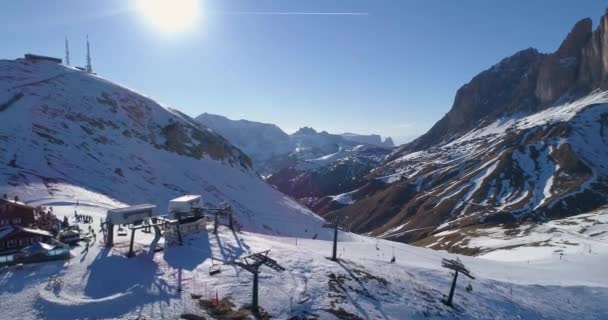 Aerial felett emberek síelnek hócsúcs hegyek sífelvonó felvonó síközpont alpesi Dolomitok hegyek. — Stock videók
