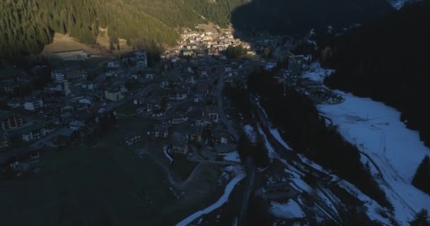 Aereo sopra villaggio a winder con montagne vista sulla neve picco. Drone sorvolano le dolomiti alpine innevate Pieve di Cadore — Video Stock