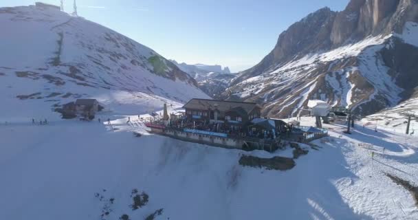 Δολομίτες, Ιταλία - 21 Ιουνίου 2020: Εναέρια πάνω από το χιονοδρομικό κέντρο με κόσμο να διασκεδάζει και να χορεύει στο χιόνι στα χιονοδρομικά κέντρα Δολομίτες — Αρχείο Βίντεο